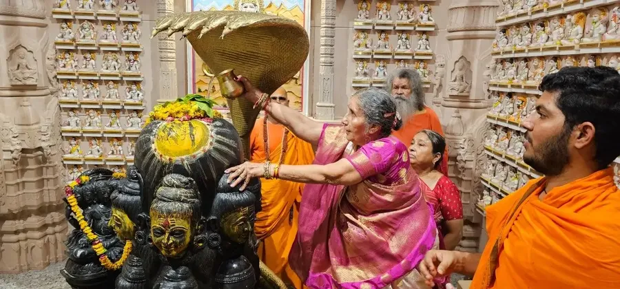 srimati-yashoda-bahin-visits-dwadash-jyotir-ling mainImage